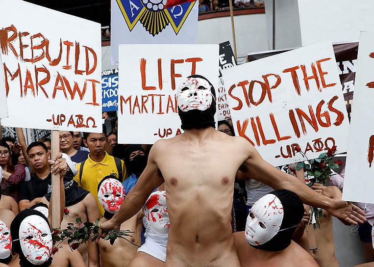 Манила, Филиппины. Участники студенческой акции протеста против внесудебных казней и введения военного положения на острове Минданао