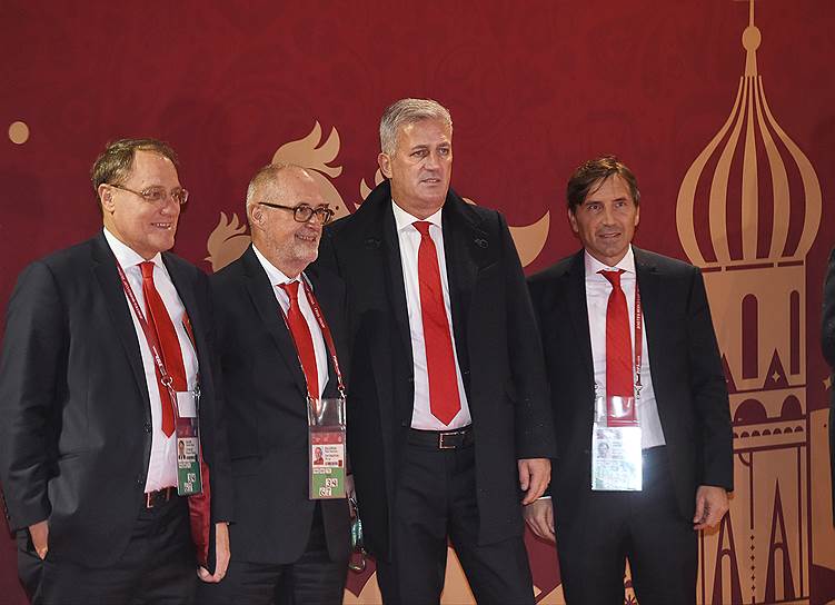 Главный тренер сборной Швейцарии по футболу Владимир Петкович (второй справа)