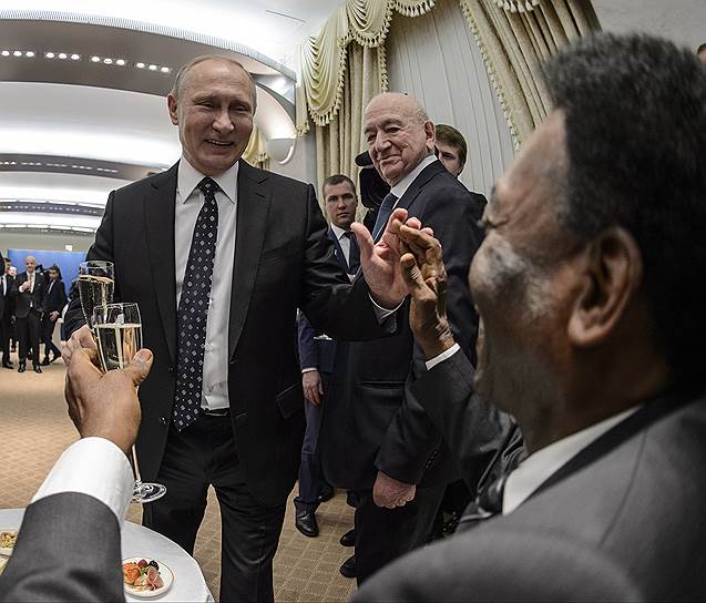 Президент России Владимир Путин (в центре), первый вице-президент Российского футбольного союза (РФС) Никита Симонян (второй справа) и бразильский футболист Пеле (справа) 