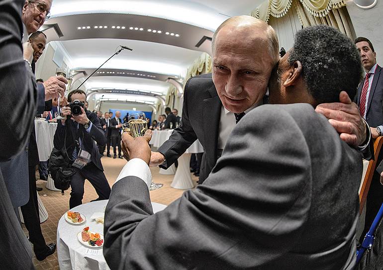 Президент России Владимир Путин (в центре) и бразильский футболист Пеле (справа) на приеме после окончания жеребьевки в Кремлевском дворце