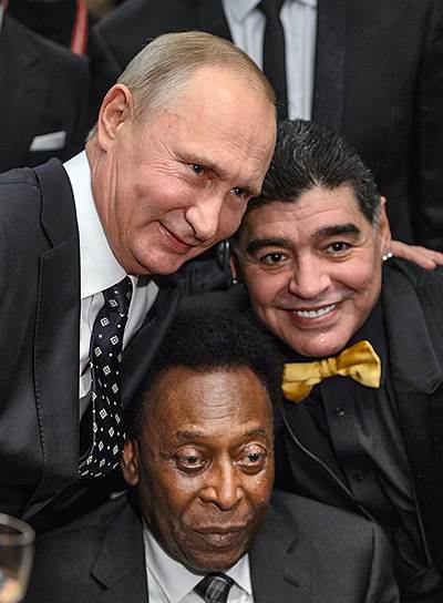 Президент России Владимир Путин (слева), бразильский футболист Пеле (в центре) и аргентинский футболист Диего Марадона (справа)