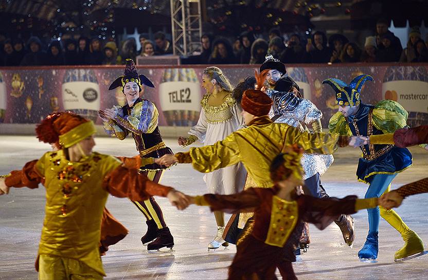 Церемония открытия «ГУМ-Катка» на Красной площади. Олимпийская чемпионка по фигурному катанию Татьяна Навка (в центре)
