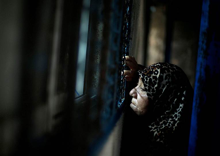 Сектор Газа, Палестина. Женщина в лагере беженцев Аль-Шати ждет поступления продуктов из продовольственного центра ООН