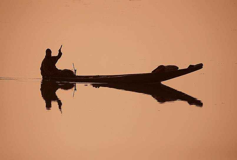 Сринагар, Индия. Рыбак на озере Дал