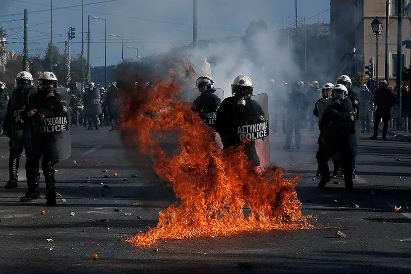 Афины, Греция. Митингующие забрасывают полицию самодельными бомбами