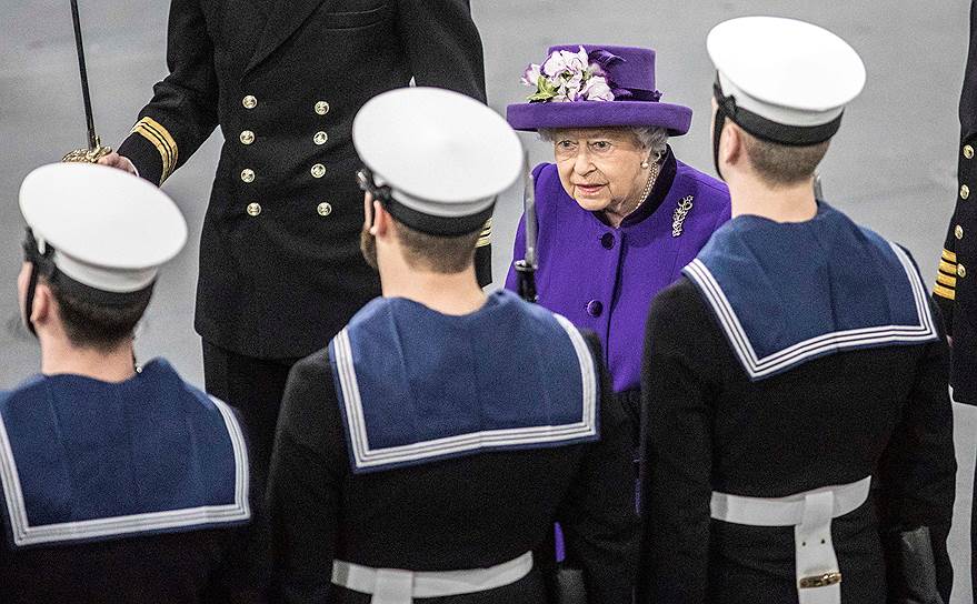 Портсмут, Великобритания. Королева Елизавета II во время посещения церемонии введения в состав флота самого крупного корабля ВМС Великобритании — &quot;Королева Елизавета&quot;