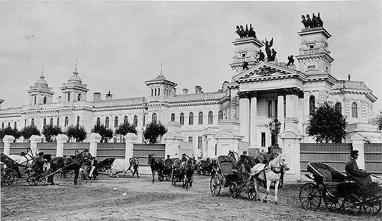 Центральный вход на ипподром во время скачек. Начало 1900-х годов