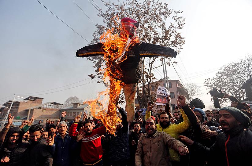 Сринагар, Индия. Протестующие сжигают чучело президента США Дональда Трампа