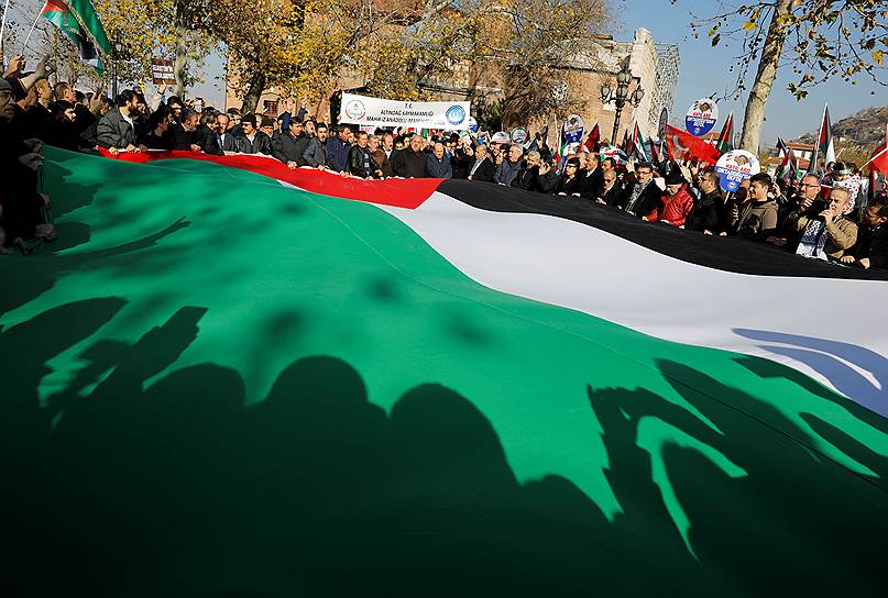 Анкара, Турция. Протестующие против решения о признании Иерусалима столицей Израиля растянули палестинский флаг 