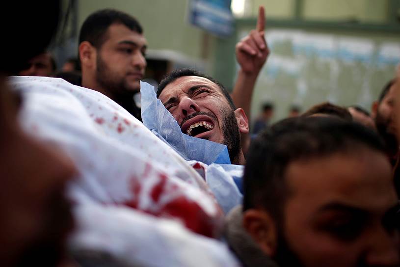 Сектор Газа. Палестинец оплакивает погибшего в результате ракетного удара Израиля