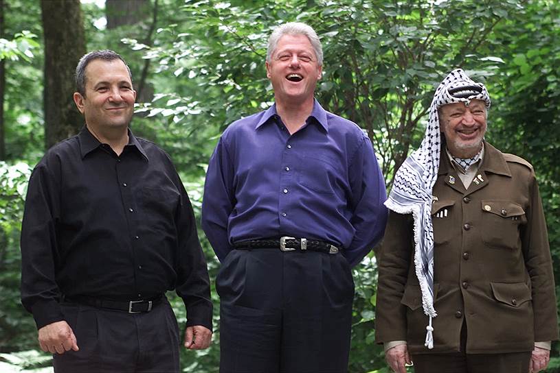 С 11 по 25 июля 2000 года в Кэмп-Дэвиде проходили переговоры под эгидой США, которые завершились провалом. Израиль отказался передать под суверенитет Палестины Восточный Иерусалим, что привело к восстанию палестинцев — интифаде Аль-Аксы &lt;br>
На фото: экс-премьер Израиля Эхуд Барак (слева), экс-президент США Билл Клинтон (в центре) и бывший председатель Палестинской национальной администрации Ясир Арафат
