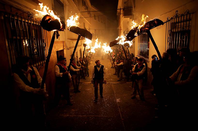 Касарабонела, Испания. Праздничная процессия в канун Дня святой Люсии