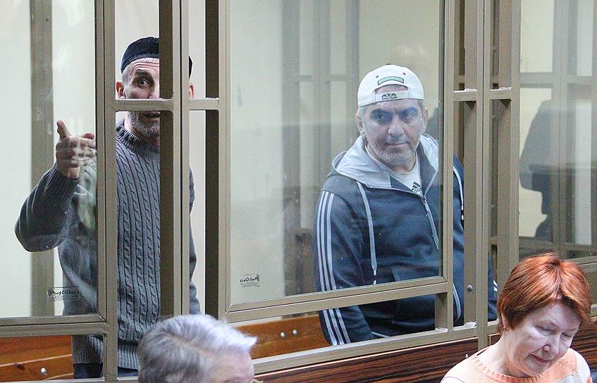 Обвиняемые по делу о захвате заложников в Буденновске Рамзан Белялов (справа) и Магомед Маздаев