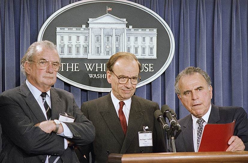 Слева направо: глава информационного агентства США Чарльз Уик, Руперт Мердок и адвокат Эдвард Беннетт Уильямс (1987 год)