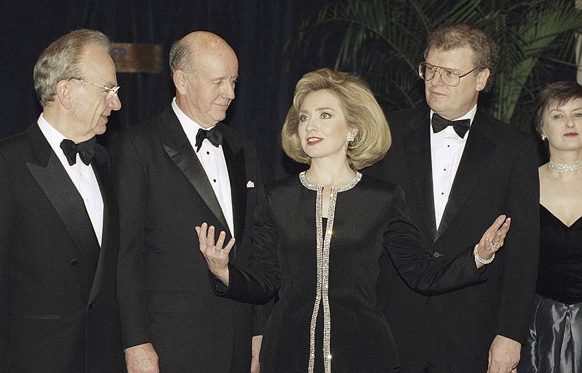 Слева направо: Руперт Мердок, председатель и CEO Capital Cities/ABC, Inc. Томас Мёрфи, первая леди США Хиллари Клинтон и президент CBS Говард Стрингер (1995 год)