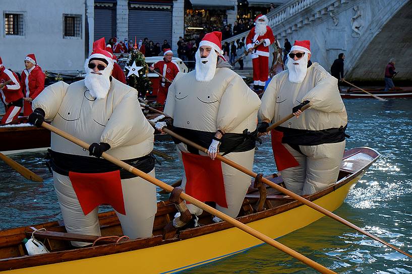 Венеция, Италия. Традиционная рождественская регата Санта-Клаусов на Гранд-канале