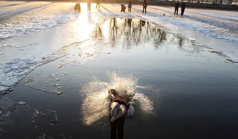 Шеньян, Китай. Пловец ныряет в ледяную воду в парке