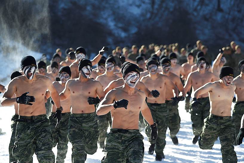 Пхёнчхан, Южная Корея. Морские пехотинцы принимают участие в зимних военных учениях