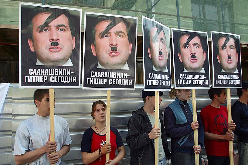 Осенью 2003 года Михаил Саакашвили выступил в качестве одного из лидеров «революции роз», в результате которой Эдуард Шеварднадзе был отстранен от власти. Впоследствии российские власти неоднократно осуждали лидеров «цветных революций», обвиняя Запад в их подготовке