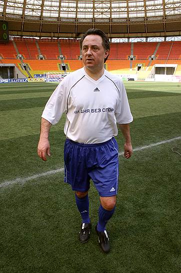 В 2001–2003 годах Виталий Мутко возглавлял Российскую футбольную премьер-лигу. С 2 апреля 2005 года по 24 ноября 2009 года,  а затем с 2 сентября 2015 года руководил Российским футбольным союзом