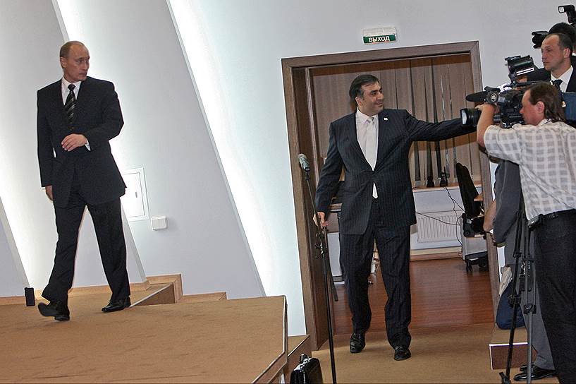 25 ноября 2007 года на фоне массовых акций протеста Михаил Саакашвили принял добровольное решение уйти в отставку, объявив досрочные президентские выборы, которые состоялись 5 января 2008 года. Господин Саакашвили был переизбран президентом с 53,47% голосов&lt;br>
На фото: президент Грузии Михаил Саакашвили (справа) на встрече с Владимиром Путиным в рамках ПМЭФ
