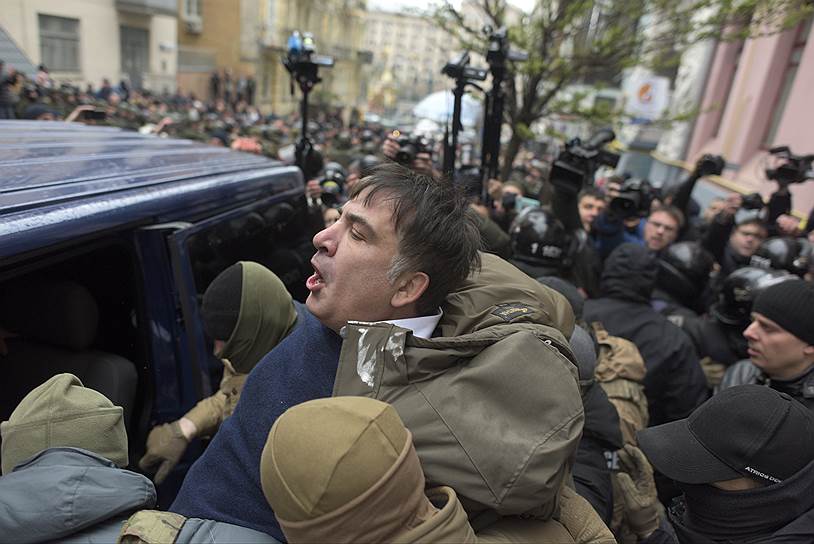5 декабря Михаила Саакашвили задержали на крыше его дома в Киеве, однако сторонники господина Саакашвили отбили его у силовиков. 8 декабря он был вновь задержан. Власти объявили, что подозревают Саакашвили «в содействии организованным преступным группам, связанным с бывшим президентом Украины Виктором Януковичем». В феврале 2018 года господин Саакашвили был депортирован из Украины, проживал в Нидерландах