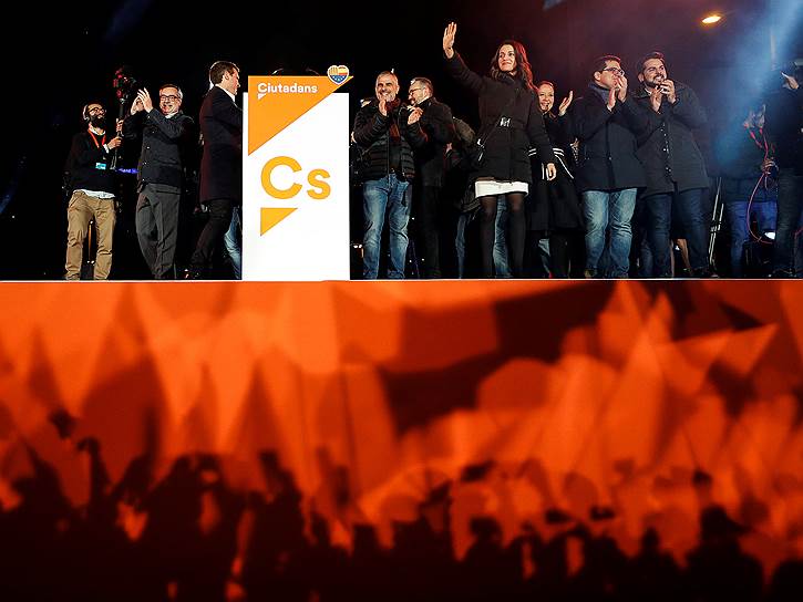 21 декабря. Парламентские выборы в Каталонии завершились победой партии Ciudadanos («Граждане»), выступающей за единую Испанию. Однако три сепаратистские партии в сумме набрали почти 48% голосов, что может гарантировать им получение около 70 из 135 мест