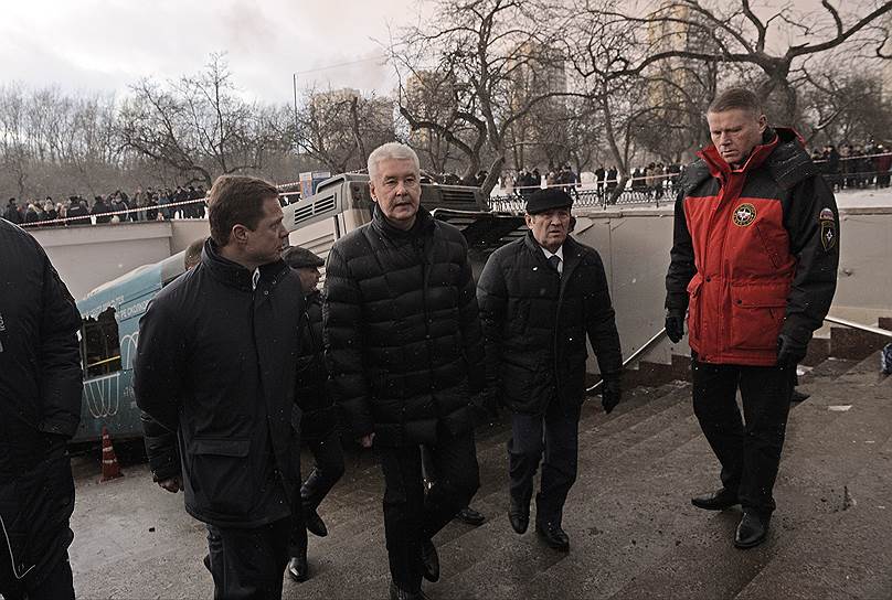 Мэр Москвы Сергей Собянин (в центре), руководитель департамента транспорта и развития дорожно-транспортной инфраструктуры города Москвы Максим Ликсутов (слева) и заместитель мэра Москвы в правительстве Москвы по вопросам жилищно-коммунального хозяйства и благоустройства Петр Бирюков (второй справа) на месте ДТП