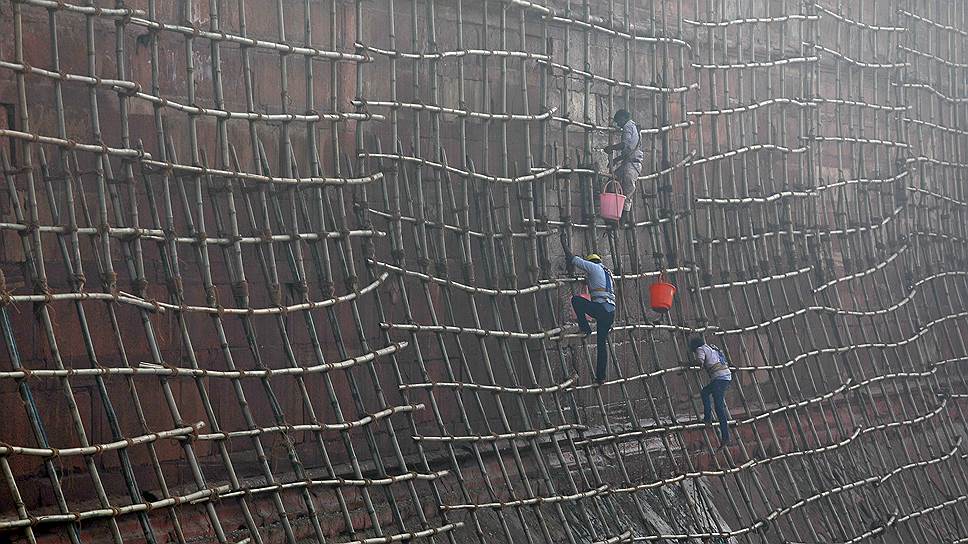 Дели, Индия. Рабочие поднимаются на стену крепостного сооружения Лал-Кила (Красный форт)