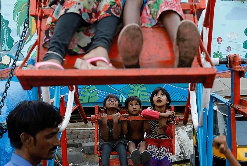 Мумбаи, Индия. Дети катаются на колесе обозрения