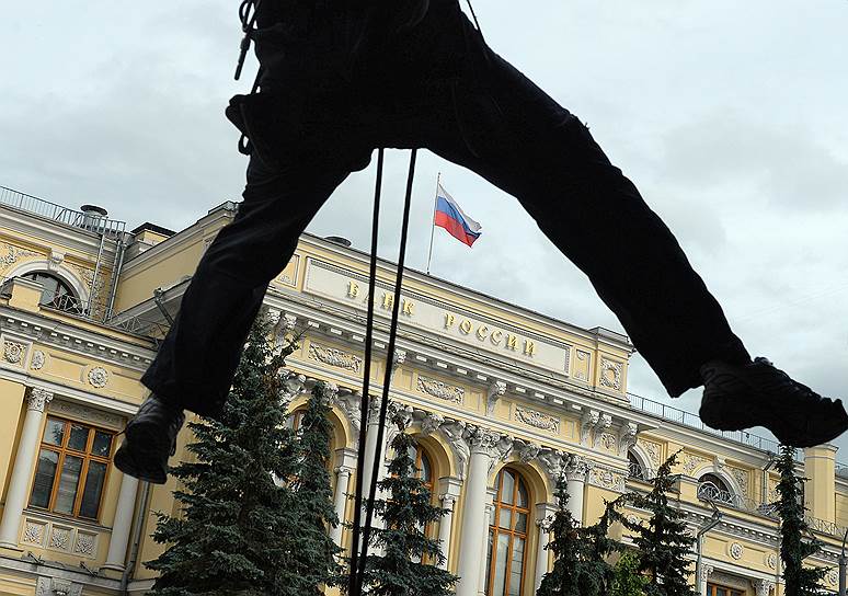 27 июня ЦБ начал рассылку по банкам черных списков отказников. В них попадают клиенты, которым отказали в обслуживании из-за подозрений в нарушении антиотмывочного закона (115-ФЗ). На момент начала рассылки в списке было около 200 тыс. компаний и физлиц