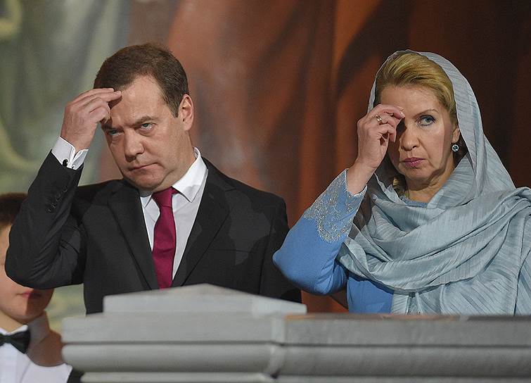 Премьер-министр России Дмитрий Медведев (слева) с женой Светланой в Храме Христа Спвсителя 
