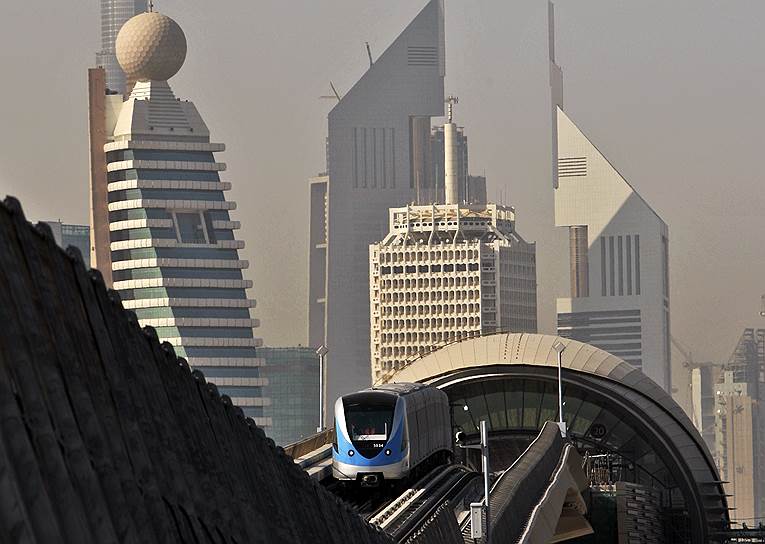 В Дубайском метрополитене пролегает самая длинная в мире автоматизированная линия, где электропоезда функционируют без машинистов. Ежедневно подземка крупнейшего города ОАЭ перевозит более 350 тыс. пассажиров