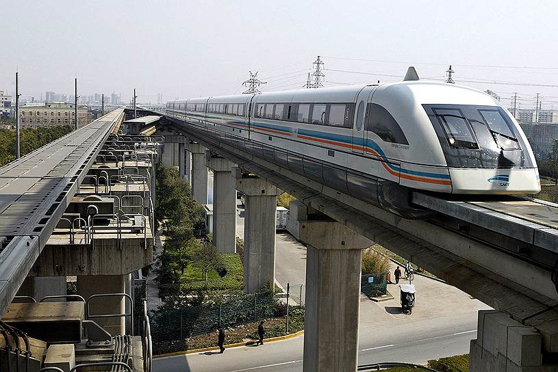 Шанхайский метрополитен (Китай), открытый в 1993 году, является самым протяженным в мире — длина путей составляет 831 км (508 станций и 20 линий). Ежегодно перевозит около 3,6 млрд пассажиров (до пандемии — 3,9 млрд). Еще один рекорд шанхайского метрополитена — скорость поездов. Так, поезд Shanghai Maglev, связывающий аэропорт Пудун и станцию Long Yang Road, может разгоняться до 431 км/ч. В 2013 году в Шанхае появилась также первая в мире междугородняя линия метро