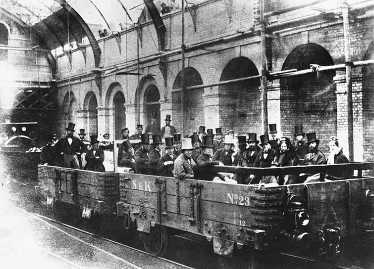 Лондонский метрополитен — старейший в мире. Первая линия британской подземки, которая насчитывала семь станций, была запущена 160 лет назад. В настоящее время в лондонском метро 11 линий протяженностью 402 км. Ежедневно оно перевозит около 1,8 млн человек