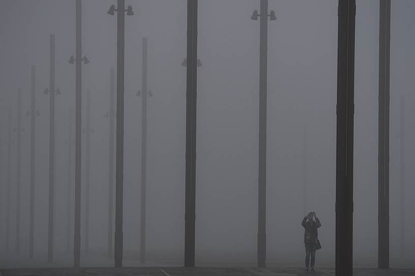 Белфаст, Северная Ирландия. Местный житель снимает густой туман