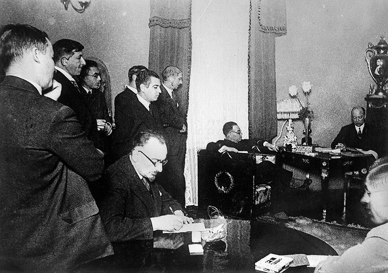 В отличие от прежних лет, после начала неформальной блокады американского посольства его официальные мероприятия посещали исключительно иностранные корреспонденты и дипломаты (на фото — пресс-конференция в кабинете американского посла в Москве, 1933 год)
