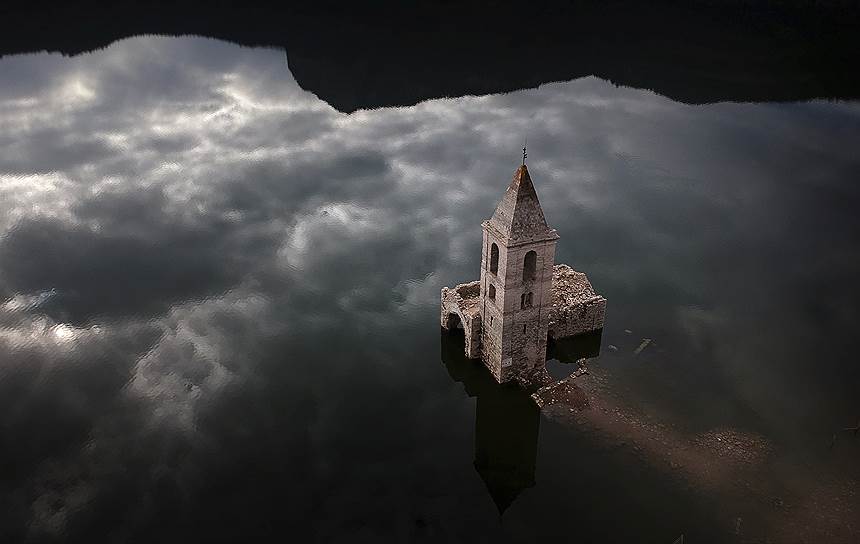 Виланова-де-Сау, Испания. Вид на затопленную церковь