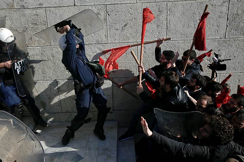 Афины, Греция. Столкновения полиции и протестующих против нового плана реформ греческого правительства