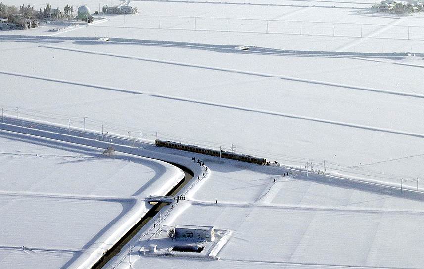 Сандзё, Япония. Пассажирский поезд застрял в пути из-за сильного снегопада 
