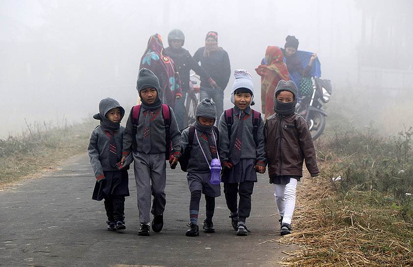 Агартала, Индия. Ученики идут на занятия в школу