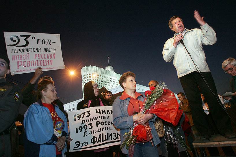 Господин Анпилов принимал активное участие в событиях сентября-октября 1993 года на стороне Верховного совета, был арестован, однако в феврале 1994 года выпущен по амнистии &lt;br>
На фото: Виктор Анпилов на митинге, приуроченном к событиям 1993 года, 3 октября 2003 года