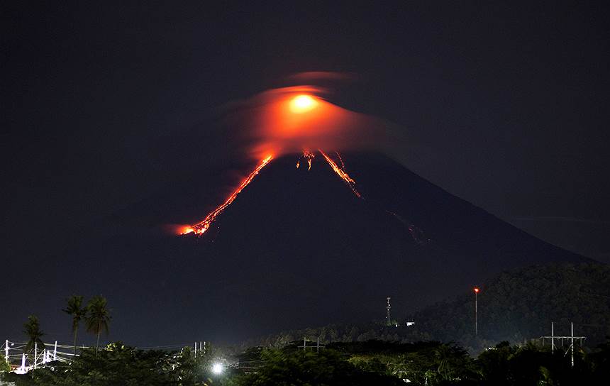Вулкан Майон, Филиппины. Более 9 тыс. человек были эвакуированы из зоны извержения