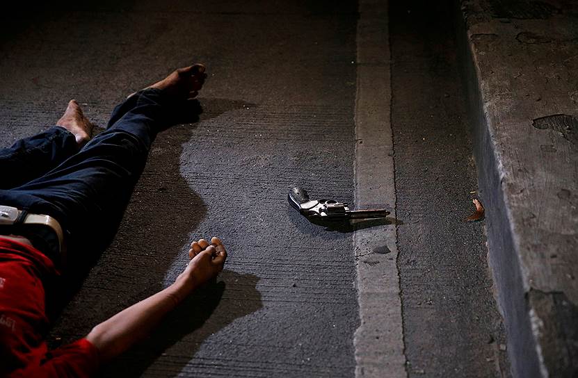 Манила, Филиппины. Убитый полицейскими мужчина, в карманах которого нашли два пакетика с амфетаминами