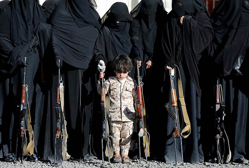 Сана, Йемен. Ребенок на собрании женщин-сторонниц группировки хуситов 