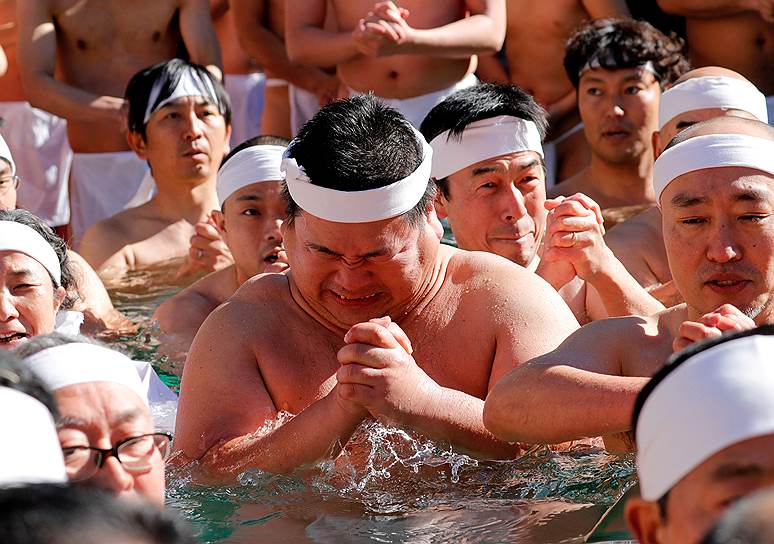 Токио, Япония. Местные жители купаются в ледяной воде ради очищения своих душ в храме богини Инари