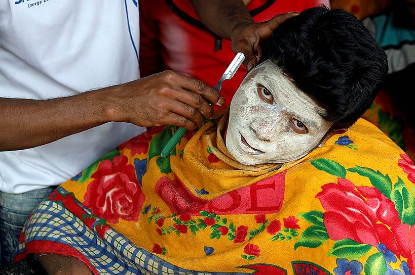 Кокс-Базар, Бангладеш. Беженец-рохинджа пользуется услугами парикмахера