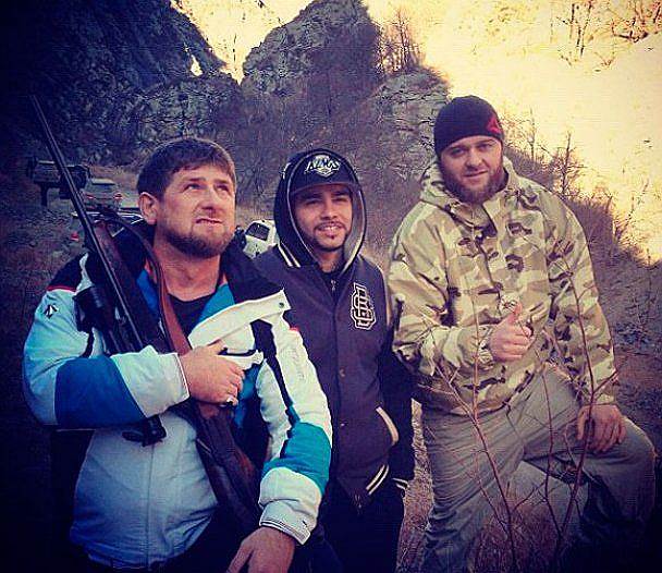 О любви к охоте главы Чечни Рамзана Кадырова стало известно в 2013 году — российский исполнитель Тимати разместил в Instagram снимки, сделанные в Аргунском ущелье. По его словам, глава Чечни попал в цель с первого раза на расстоянии 400 метров