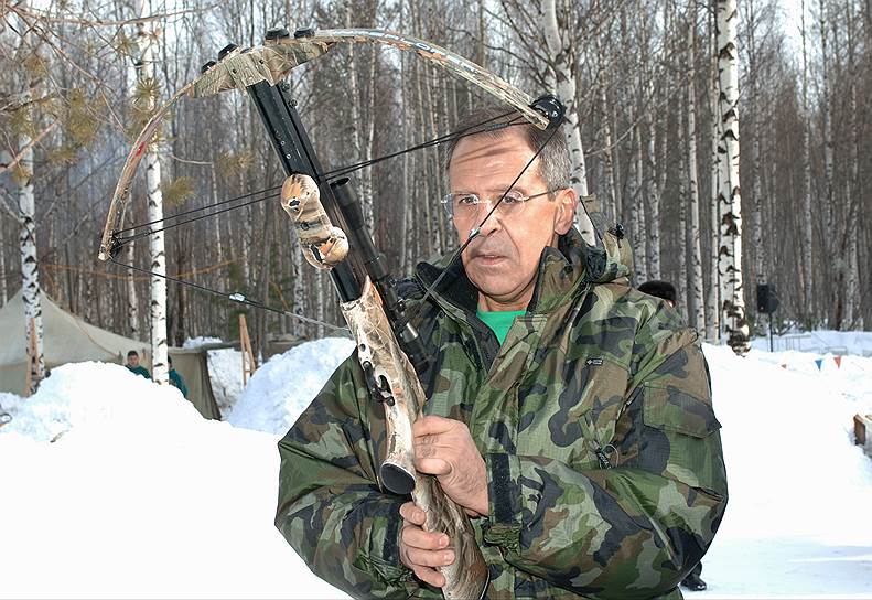 Охота не является любимым видом отдыха министра иностранных дел России Сергея Лаврова, однако иногда министр все же любит порыбачить и поохотиться. Так, в 2007 году он посетил Ханты-Мансийск, где охотился на птиц