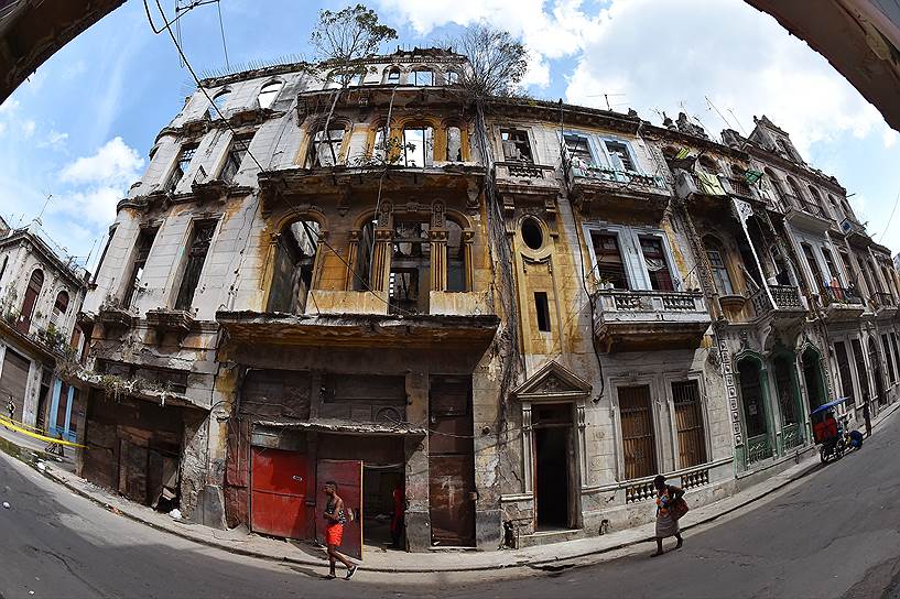 Исторические здания Гаваны разрушаются прямо на глазах, однако местные жители излучают жизнерадостность и оптимизм